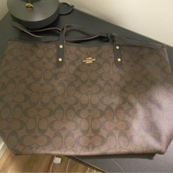 City Tote Bag In Signature Canvas - Picture 2 of 3